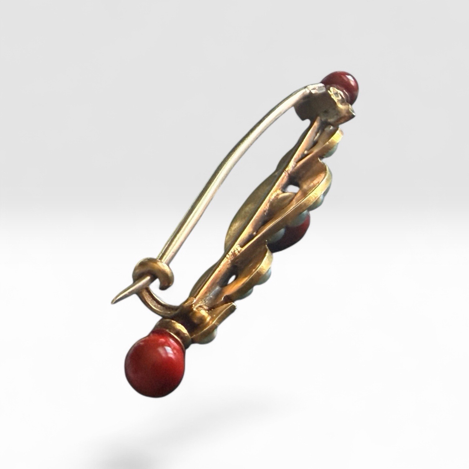 ANTIQUE 15K GOLD, SEED PEARL & CORAL RED ENAMEL KNOT BAR BROOCH c1890 VICTORIAN