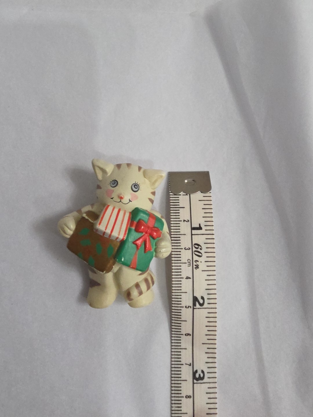 Vintage 1980 Fun World S. Lehman Cat Holding Christmas Presents Brooch