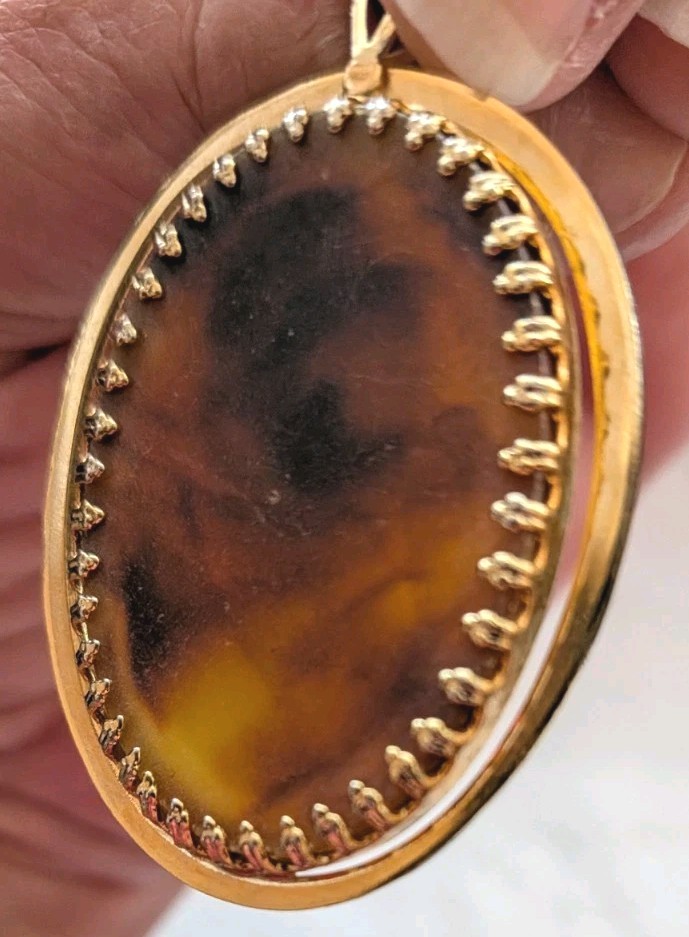 Vintage Cameo Pendant Gold Tone Victorian Style . Not Sure Of The Type Of Stone