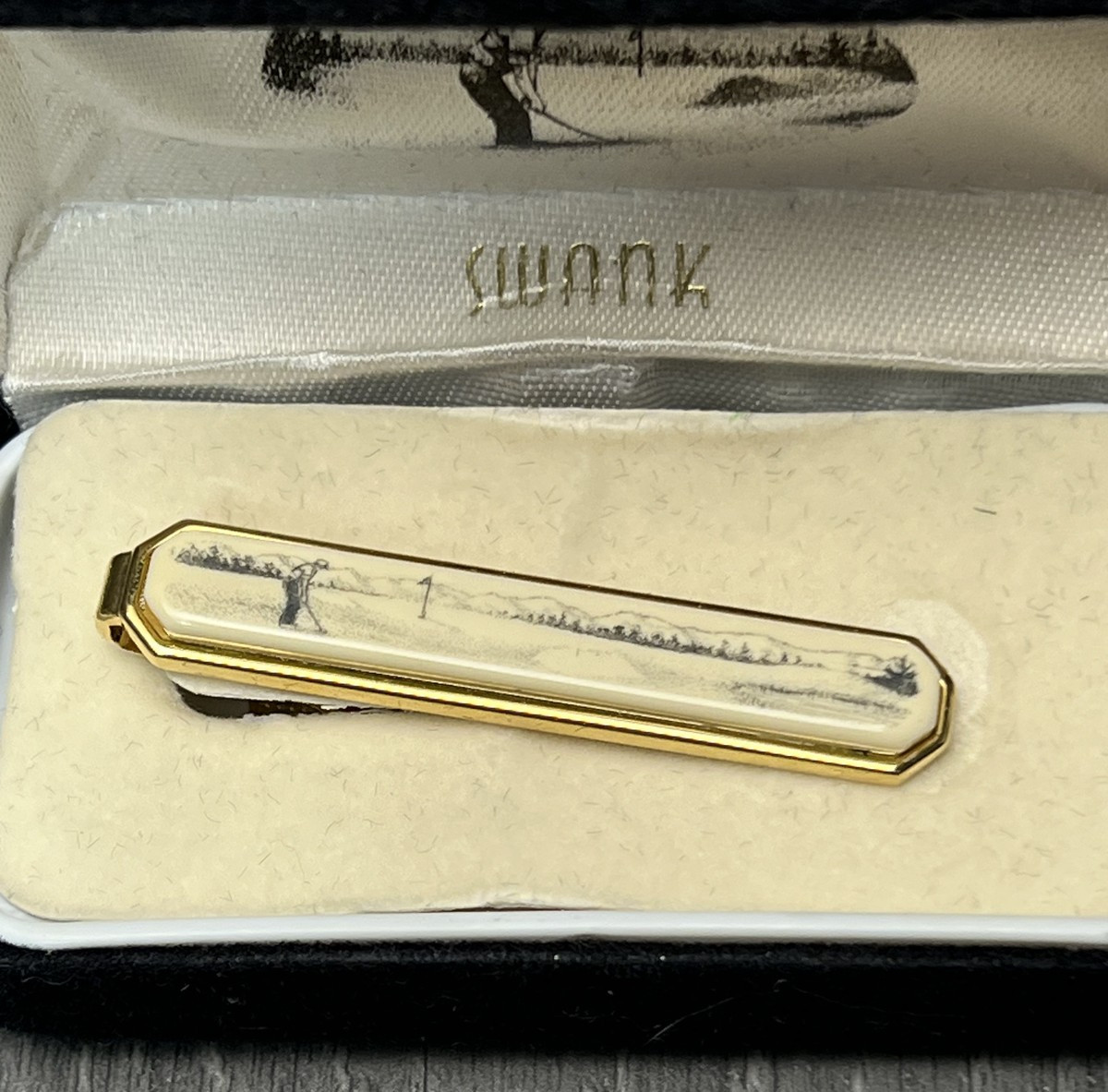 Vintage SWANK Men’s Gold Tone Golf Scene Tie Clip Bar in Original Box
