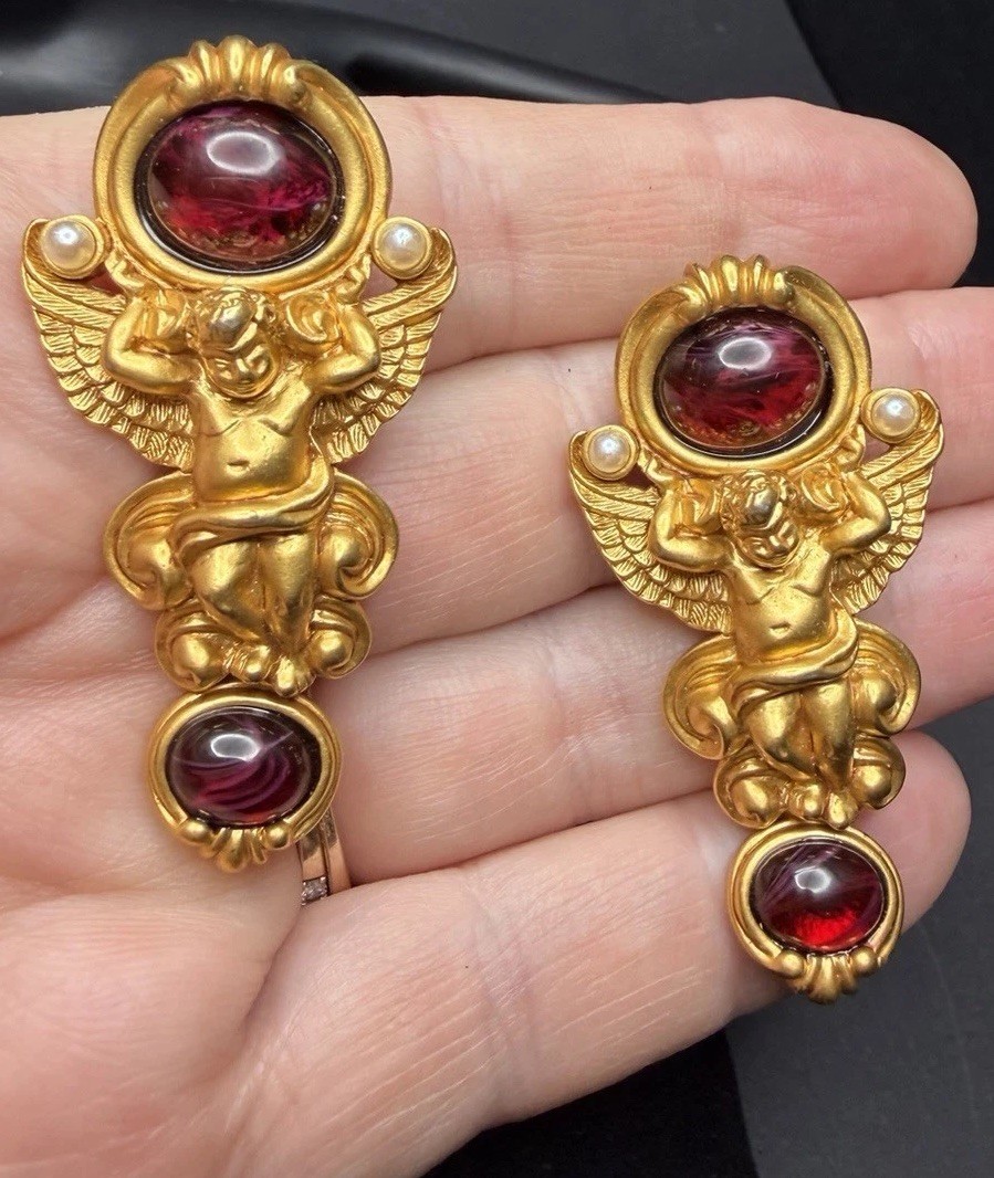 VTG ELIZABETH TAYLOR COLLECTION GILDED AGE CHERUB ANGEL DROP CLIP EARRINGS AVON