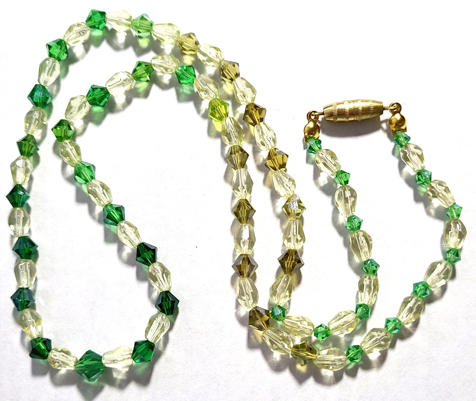 VINTAGE STUNNING GOLD TONE CITRINE GREEN FACETED GLASS NECKLACE