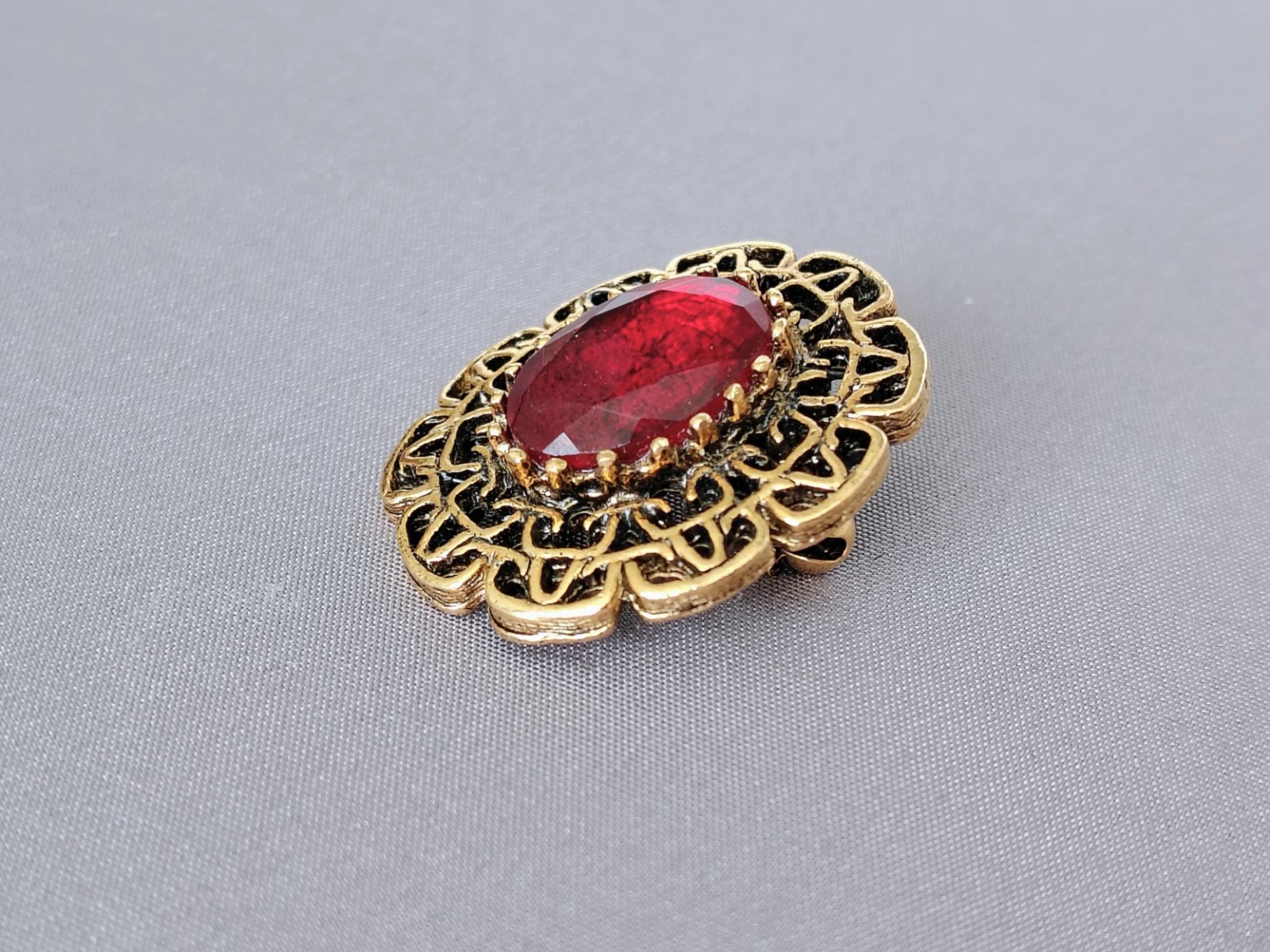 Vintage 1978 SARAH COVENTRY ‘First Lady’ Red Rhinestone Goldtone Brooch Pin