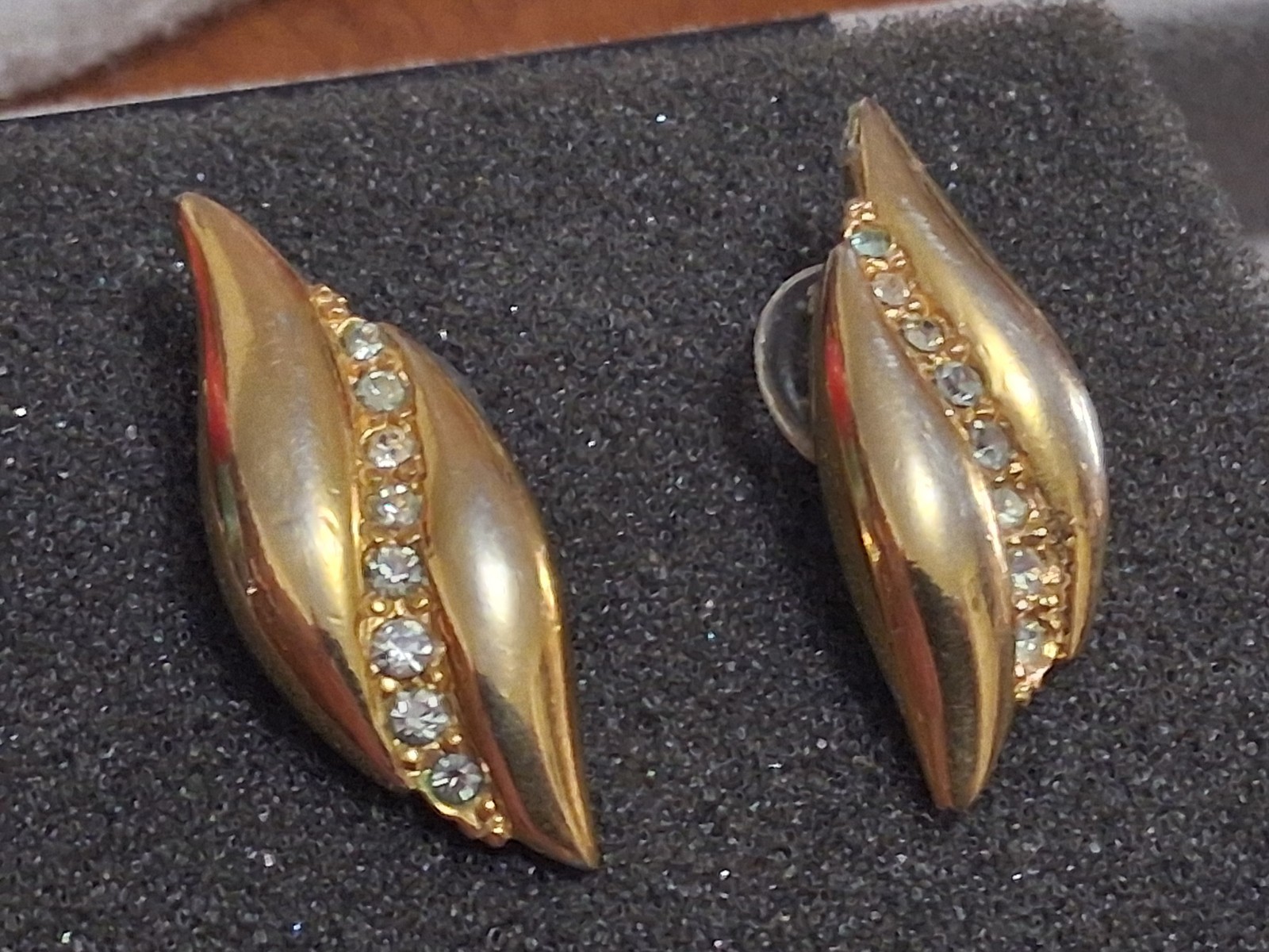 Vintage curved rhinestone accent earrings polished gold tone s