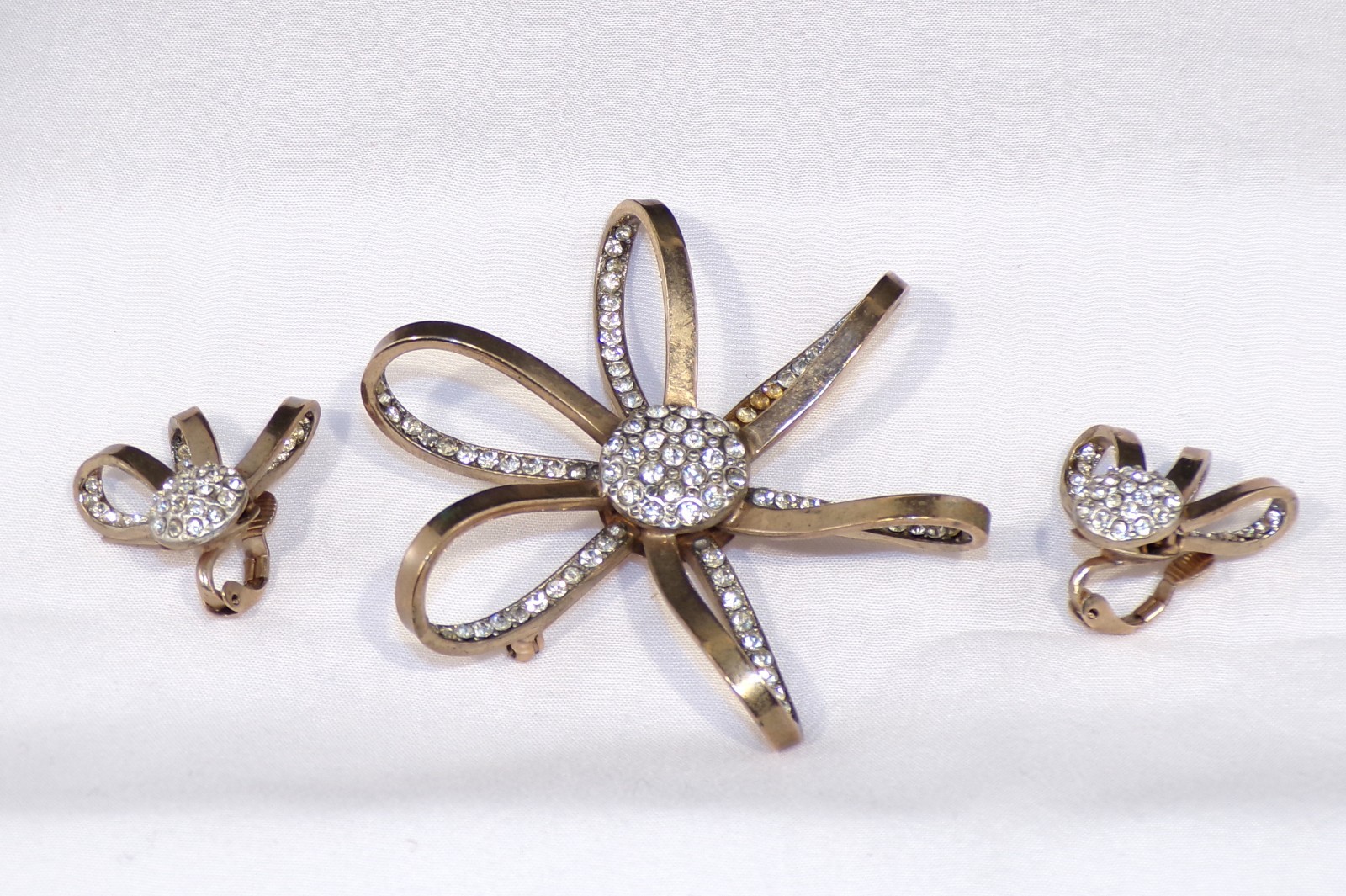 Vintage Jewelry EARRINGS and BROOCH SET by LISNER Looped Bow Flower Design