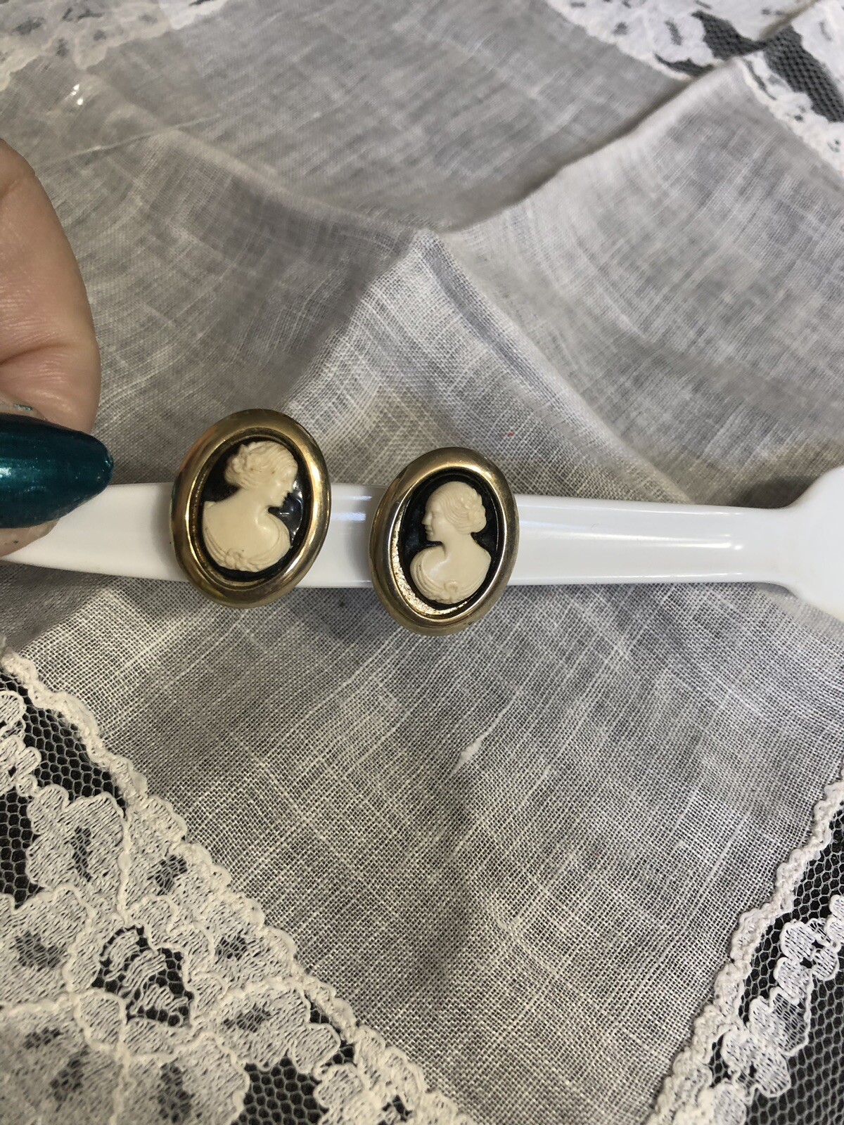 Vintage Sarah Coventry Cameo Gold Tone Clip on Earrings YT-58