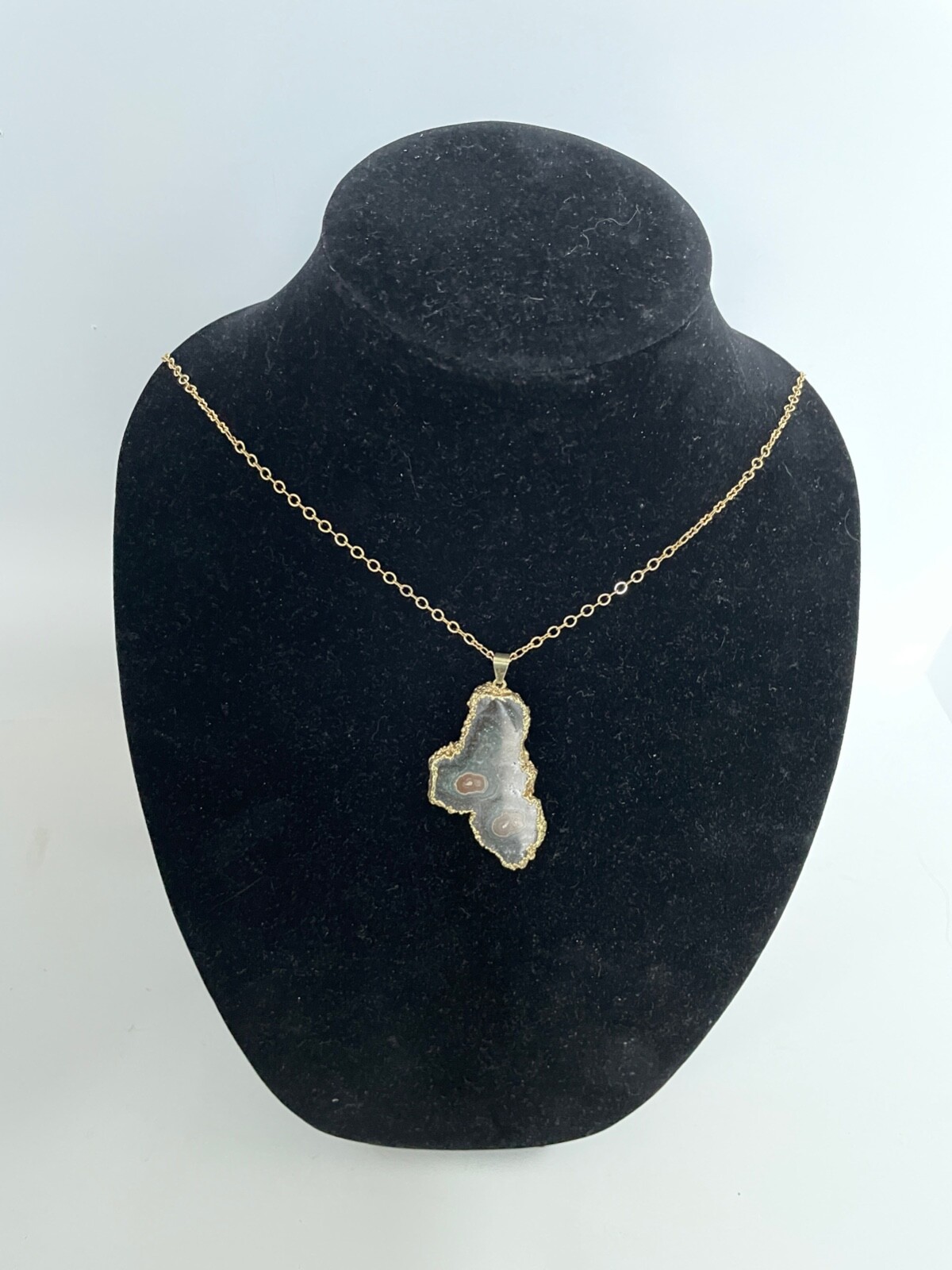 Whitley V Gold Tone Necklace Brown Agate Geode Slice Pendant 30″ VINTAGE DS103