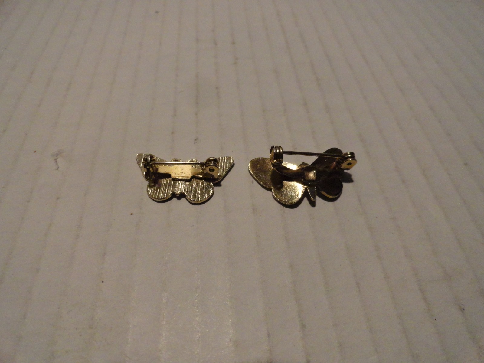 2 VINTAGE SMALL BUTTERFLY BROOACH PIN GREEN & WHITE- ABOUT 1 X 1/2 INCH – EC