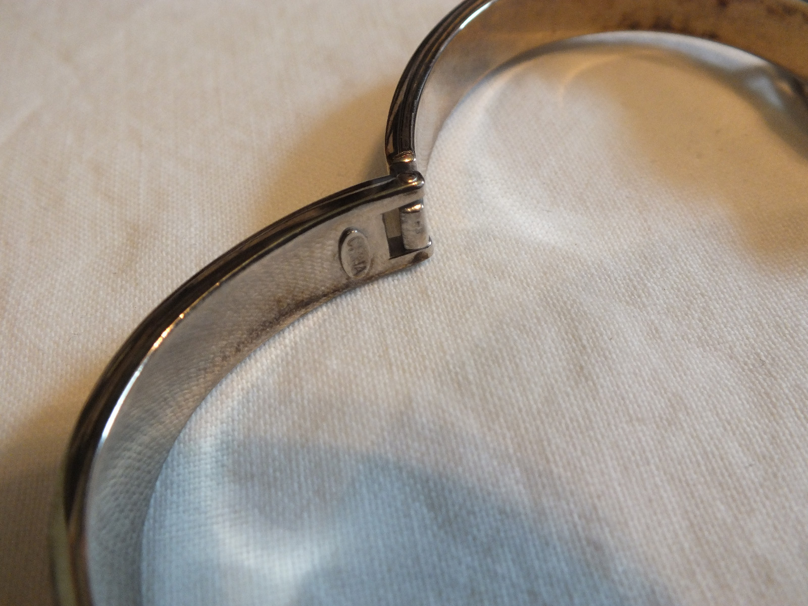 Beautiful Clasp Bracelet Silver Tone Blue Metallic Adjustible 2 7/8-2 1/4″ x 5/8