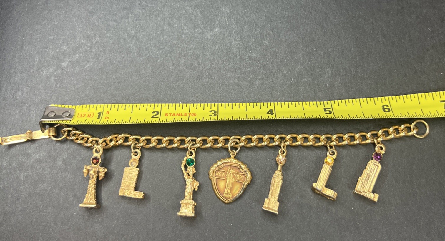 Vintage 70s gold tone New York City buildings landmarks charm bracelet 6.5” READ