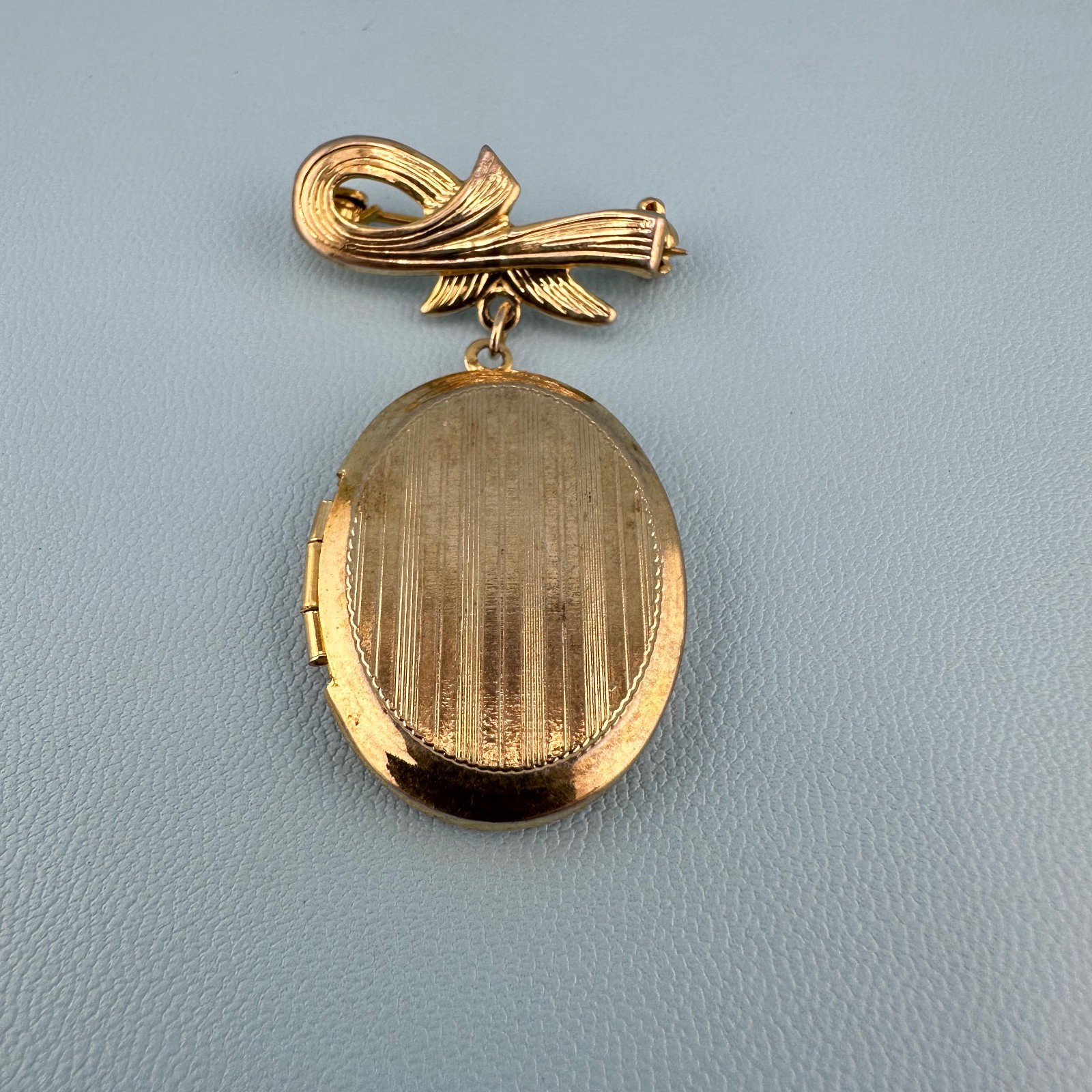 Vintage Photo Locket Brooch Pin Gold Tone Etched Stripe Dangle Bow Ribbon 1.75″