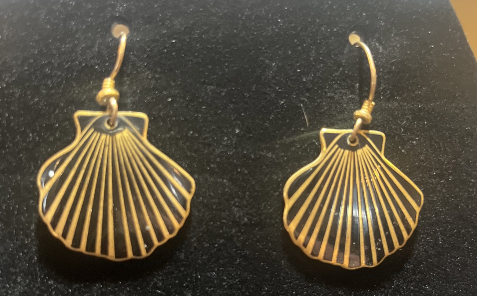 Laurel Burch scallop Clam shell gold and black dangle earrings 80’s Jewelry Vtg