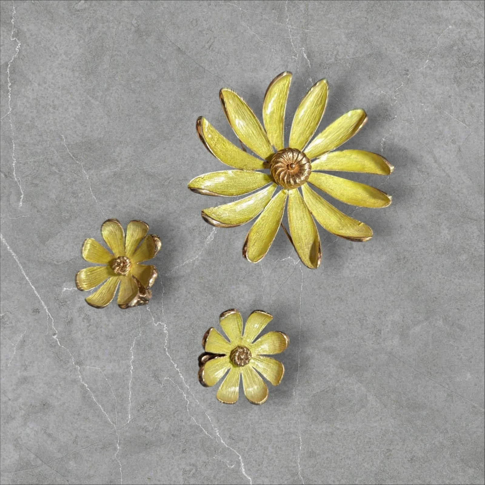 Daisy Flower power Brooch Clip On Earrings Set Enamel retro vintage