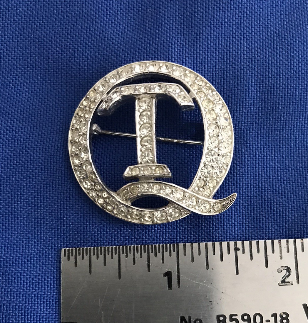 QT pin/brooch vintage silver & diamonds costume jewelry Very good condition