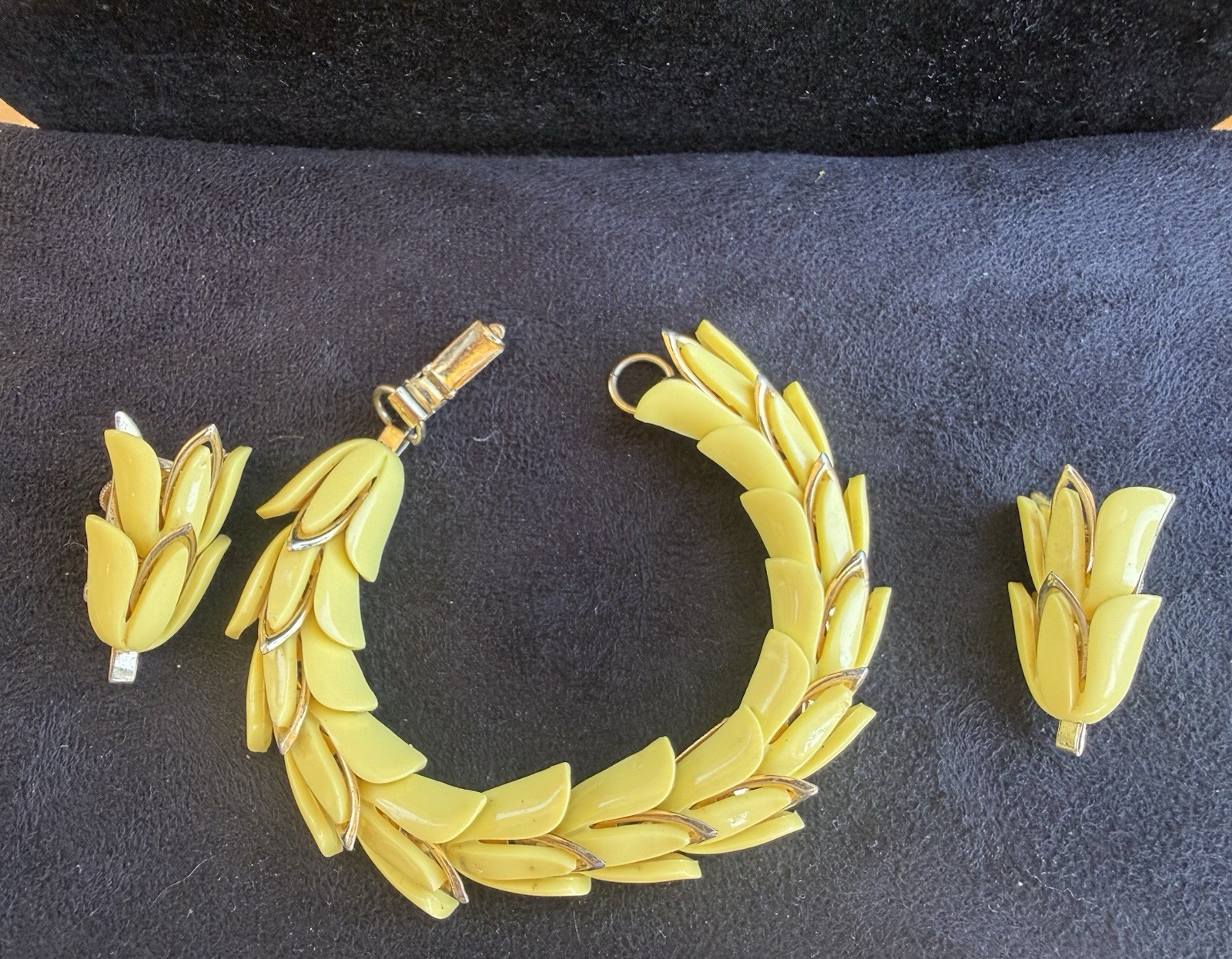 Vintage Pale Yellow Coro Jewelry Set. Necklace , Bracelet , & Screw on earrings