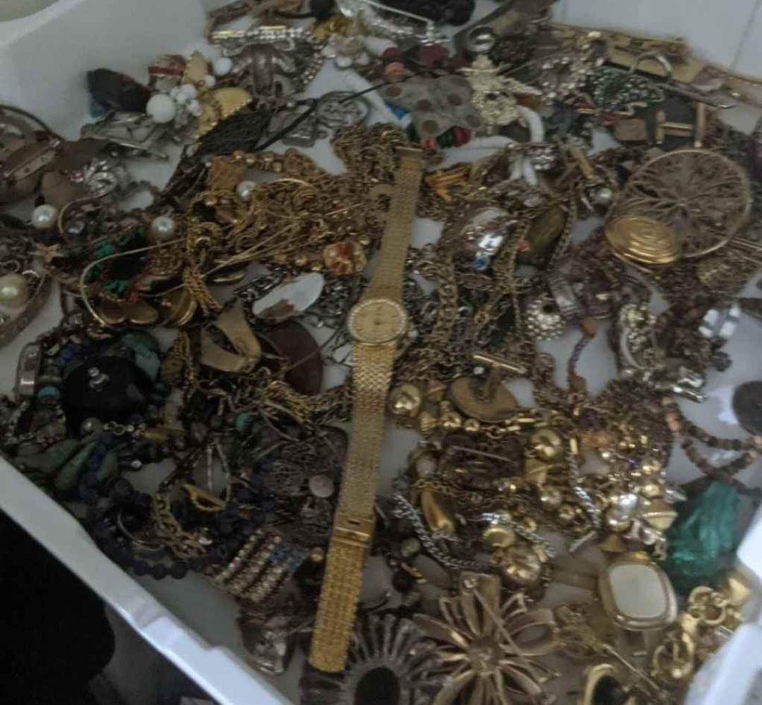 3 Pounds Jewelry Costume Vintage Mix LBS necklaces bracelets pins rings etc lbs