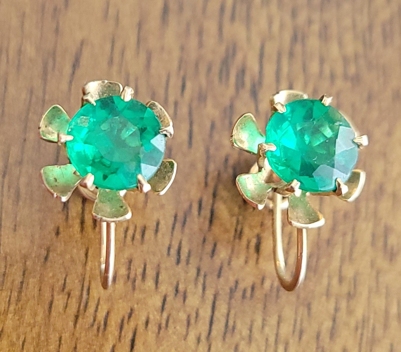 Vintage BDA 10K Gold Earrings W/ Emerald Stones – Flower Design