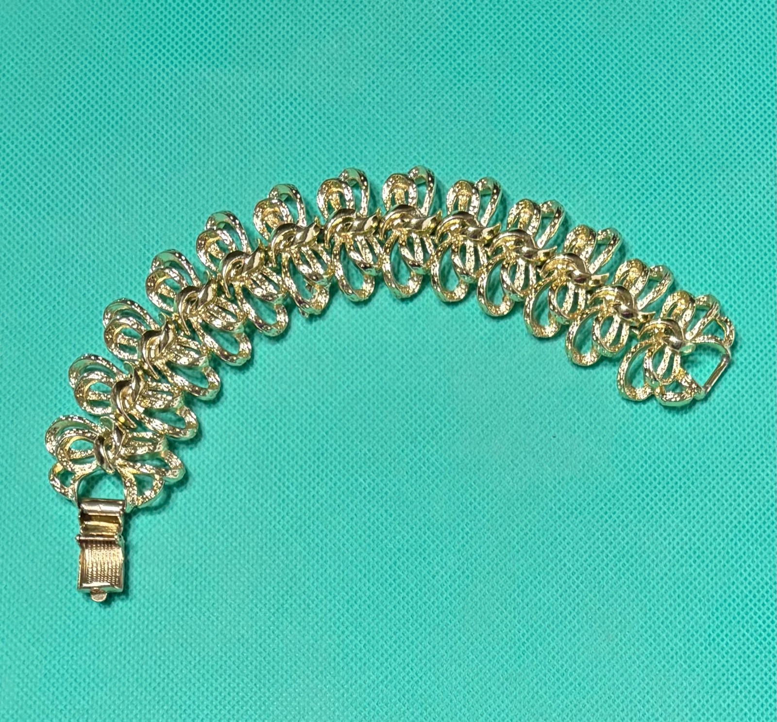 Coro Pegasus Bracelet Vtg Gold Tone Textured Bows Ribbons Design Approx 7 Inches