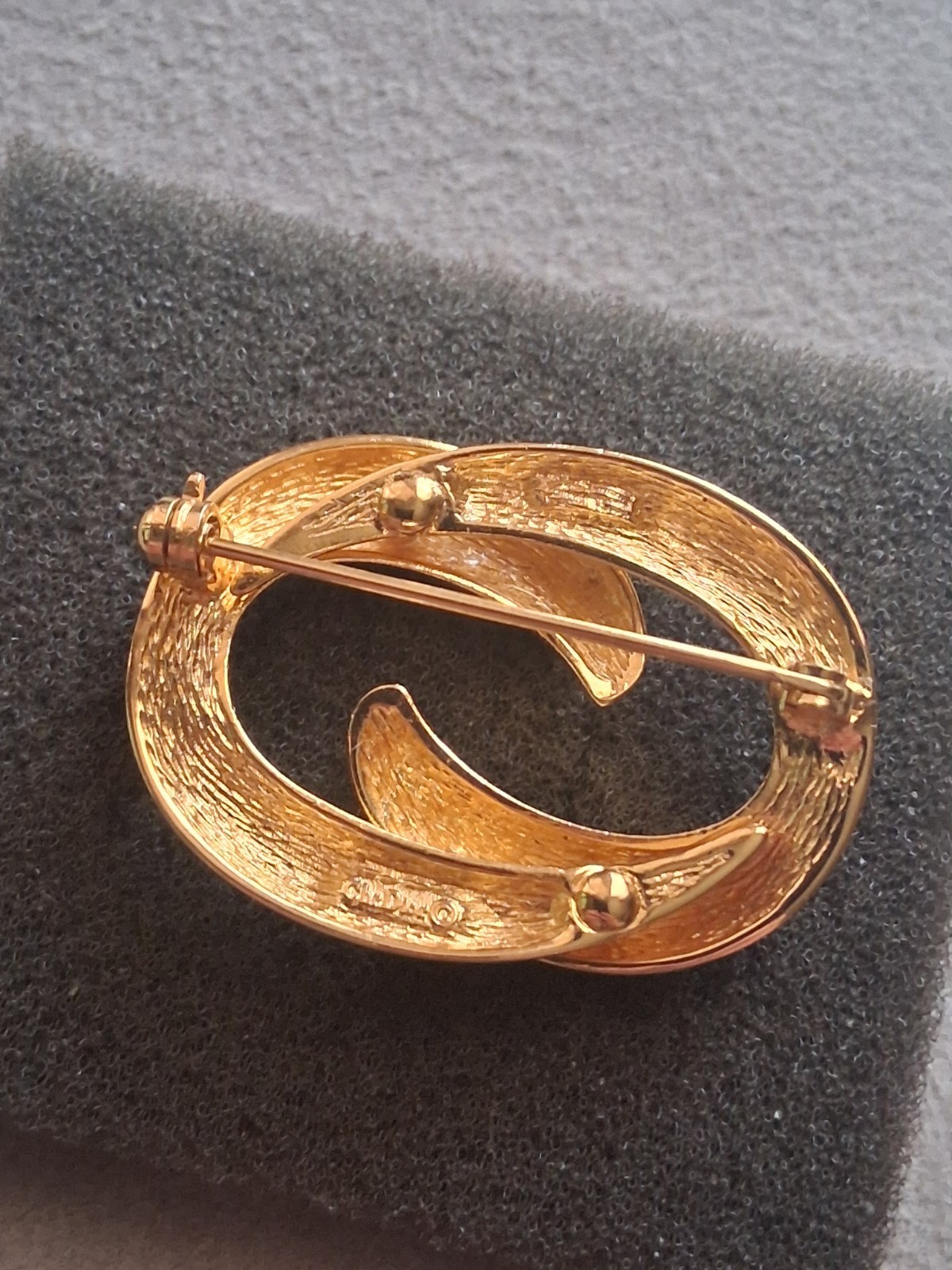 Christian Dior abstract interlocking circle gold-plated brooch. Vintage 1980s-90