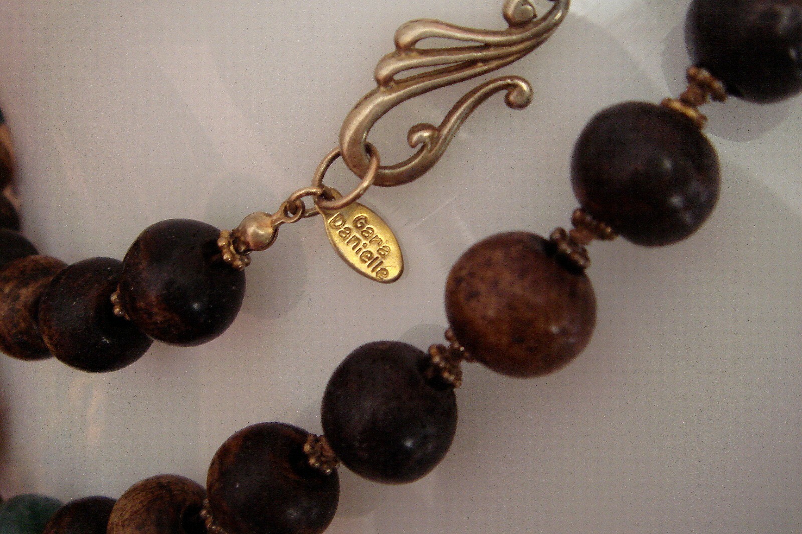 VTG GARA DANIELLE WOODEN,STONE,ENAMEL GOLD TONE BEADED STRAND NECKLACE.