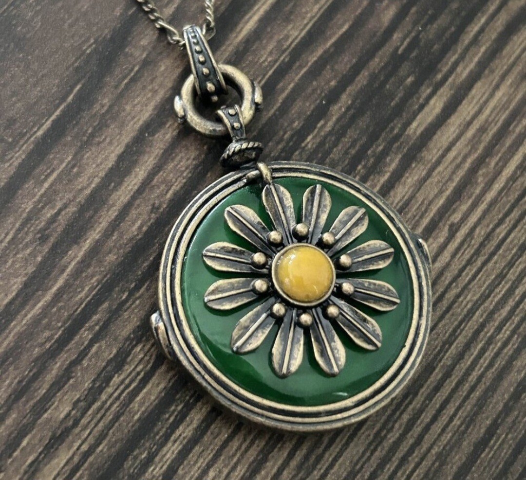 VINTAGE EMERALD AND GOLD FLOWER BIRD NECKLACE 22 INCHES STUNNING QUALITY JEWELRY