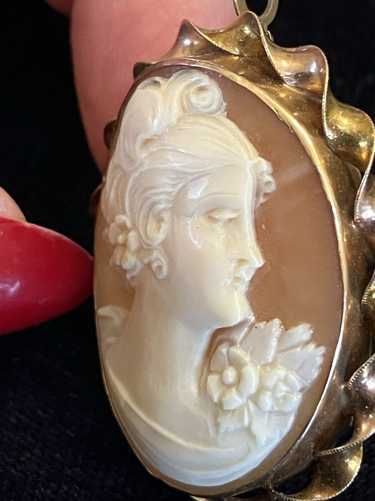 10k Yellow Gold Hand Carved Conch Shell Cameo Woman Facing Right Brooch Pendant