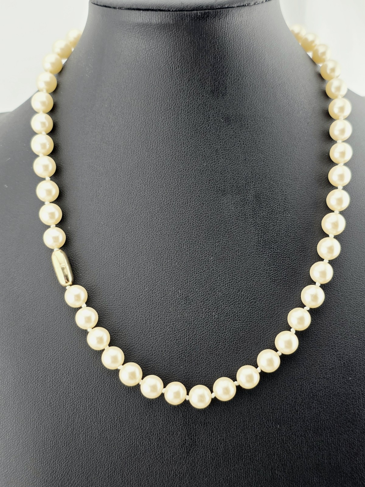 Vintage Hand Knotted Cream Glass Pearl Necklace Gold Tone Screw Barrel Clasp 17½