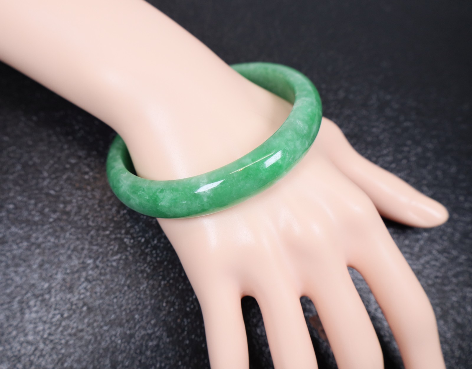Genuine Vintage Chinese Green Jadeite Gemstone Bangle 58.26mm Diameter