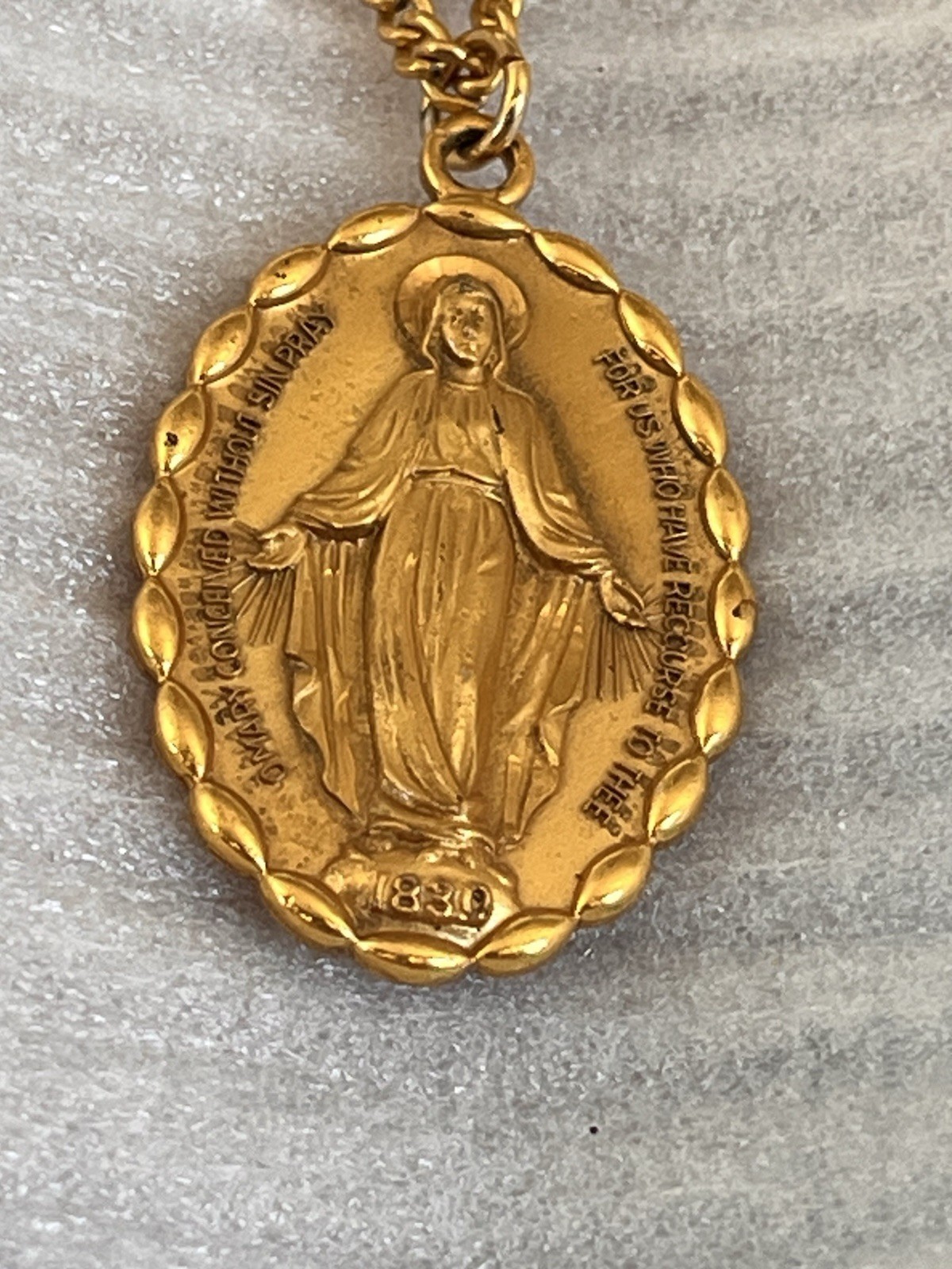 VTG Creed USA 12 K Gold Filled Mother Virgin Mary Medal Pendant Necklace