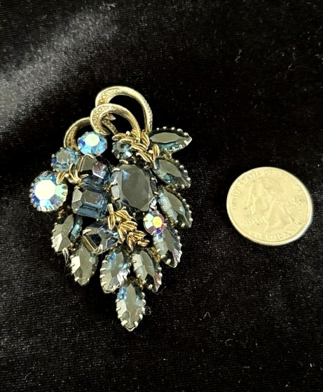 VTG Bronze Tn Prong Set NAVY AB Rhinestone GRAPE/FLOWER CLUSTER Pin Brooch 2.75″