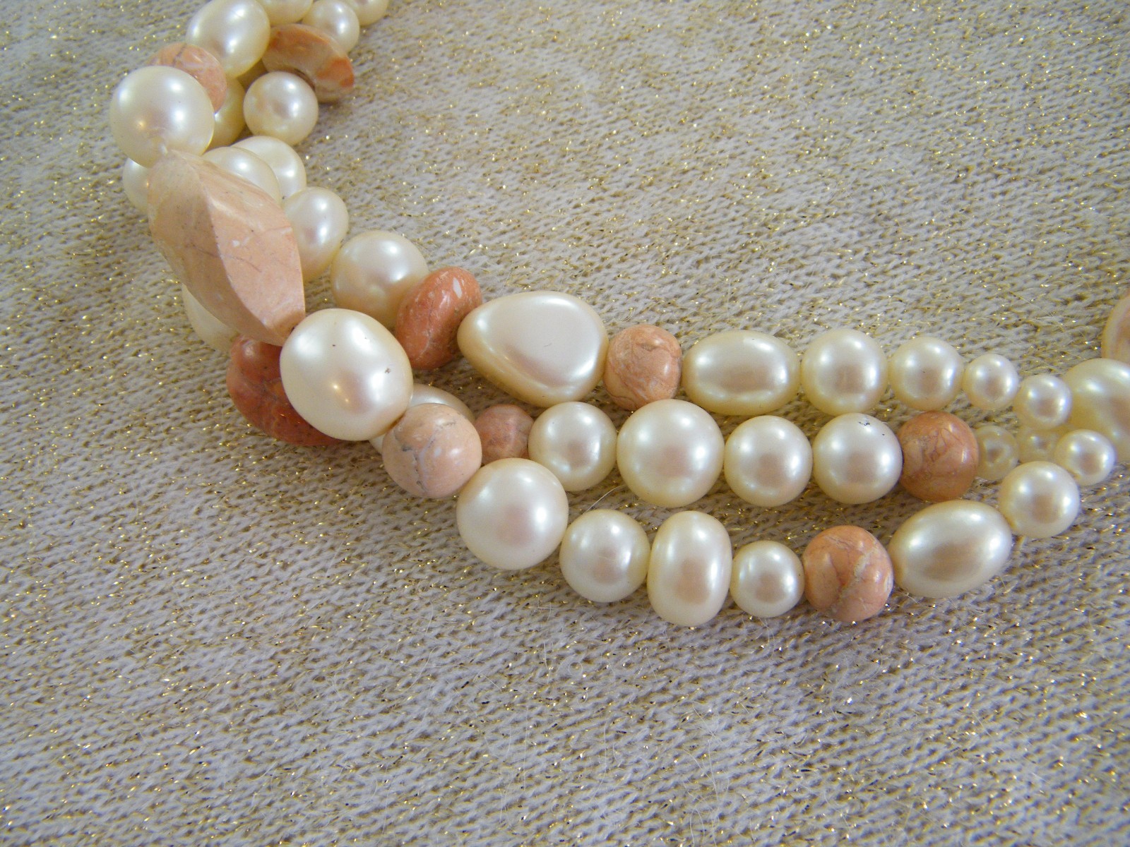 VINTAGE NEW RICHELIEU ~ 17 1/2″ NECKLACE FAUX PEARL & SALMON COLORED STONE BEADS