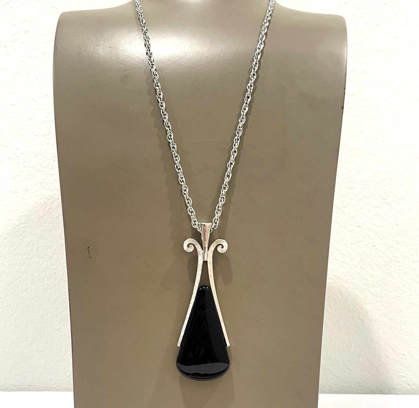 Vintage AVON Silver Tone Bold Black Teardrop Cabochon Pendant Necklace 70s 24″