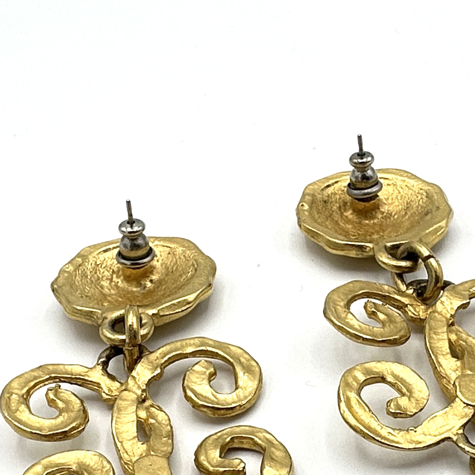 RUNWAY vintage 1980s earrings – matte gold-tone faux pearl 3.25″ long drop