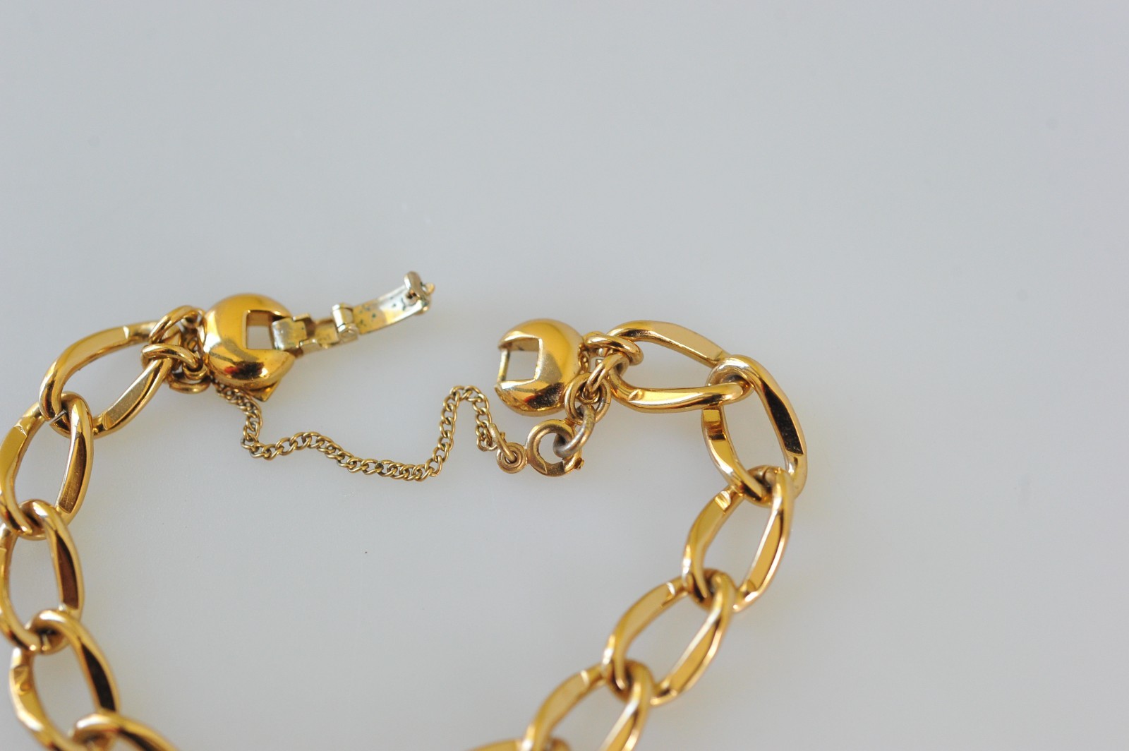 Vtg Monet signed Charm gold tone bracelet starter with 1 charm ****READ AF13