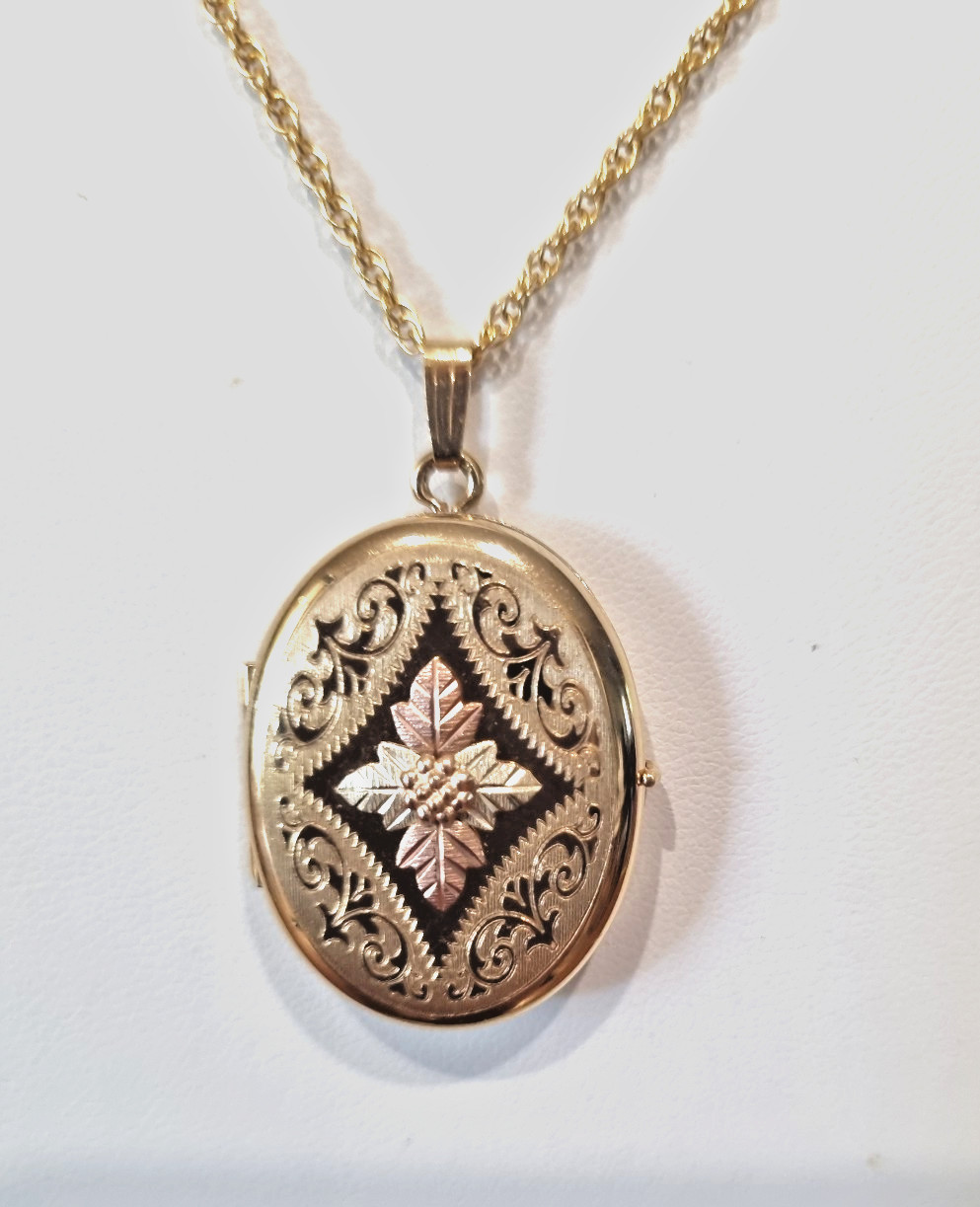 Vintage 14k Gold Fill Locket Black Hills 10k 12k Gold 4 Photo USA made See video