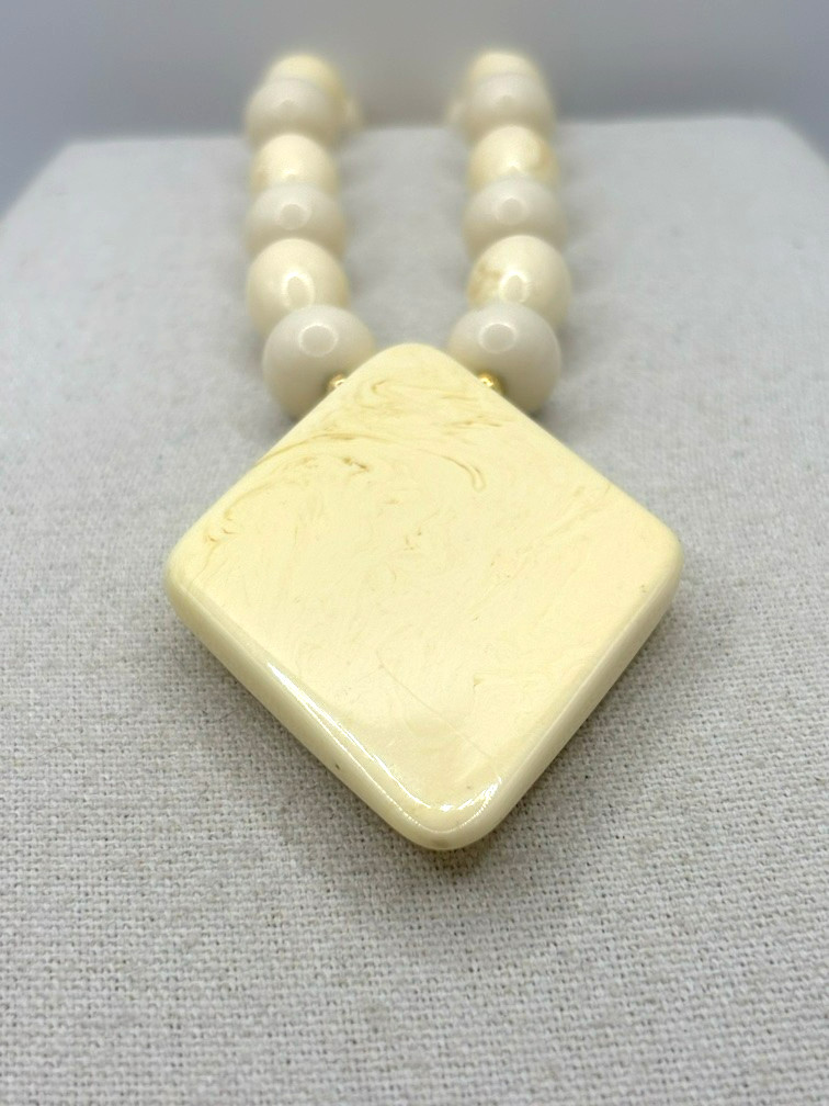 Vintage Ivory Marbled Cream And Gold Beaded Diamond Shaped Slab Pendant Necklace