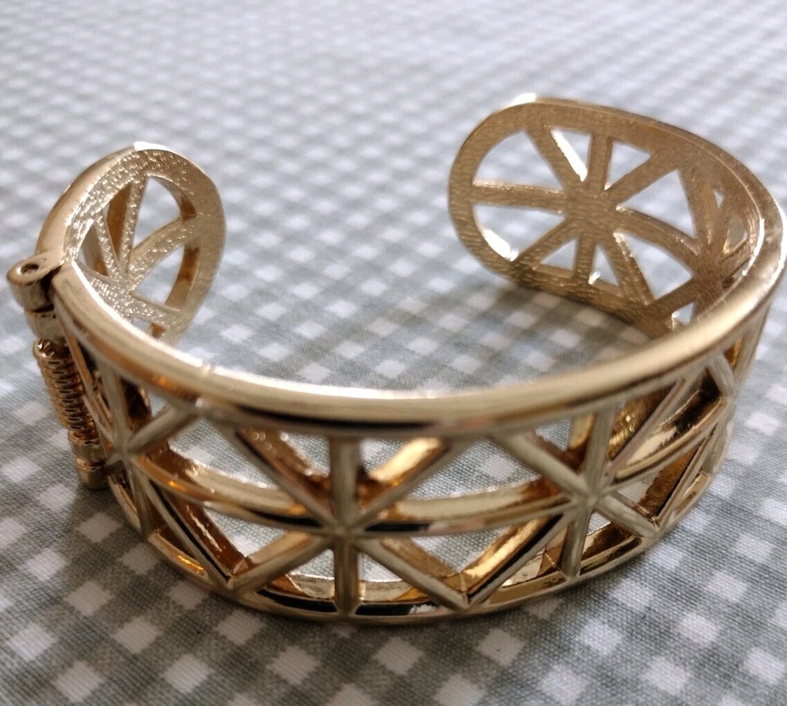 Vintage Avon Bracelet Gold Tone Cuff Hinged Open Back 1 Inch Wide X Pattern New