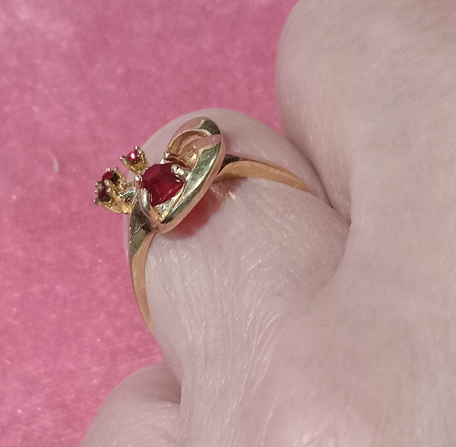 14K Yellow Gold Swirl Ribbon Bow Ring size 6.5 with Red stones 3.4 G Retro style