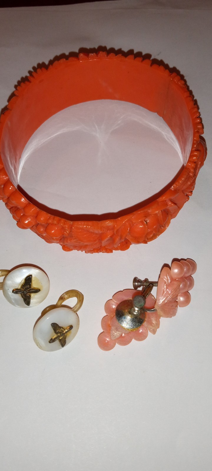 VINTAGE PLASTIC JEWELRY LOT CORAL PRESSED BRACELET WW2 PILOT EMBLEM EARRINGS +