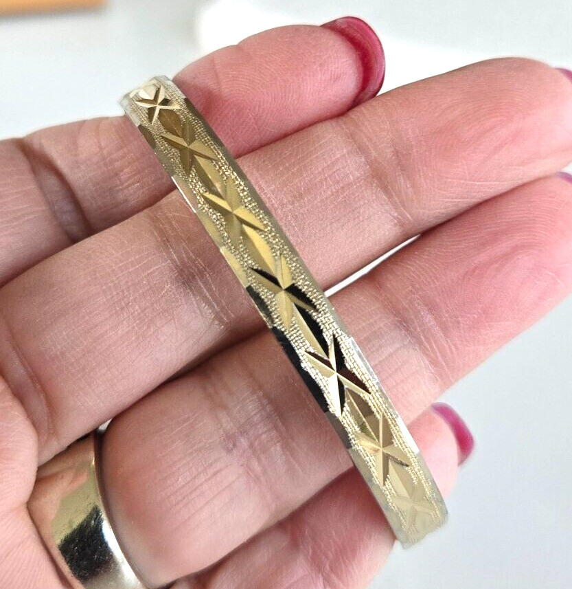 Vintage Diamond Cut Gold Tone Hinged Oval Bangle Bracelet 6-7/8″ Tension Clasp