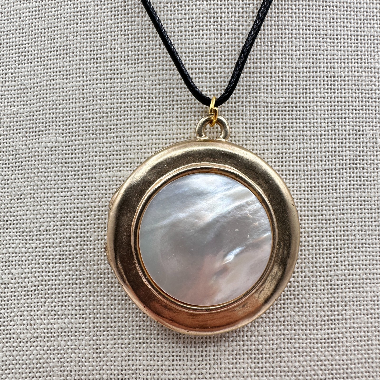 Vintage Y2K Gold Tone Mother of Pearl Pendant Necklace Women’s Classic Jewelry