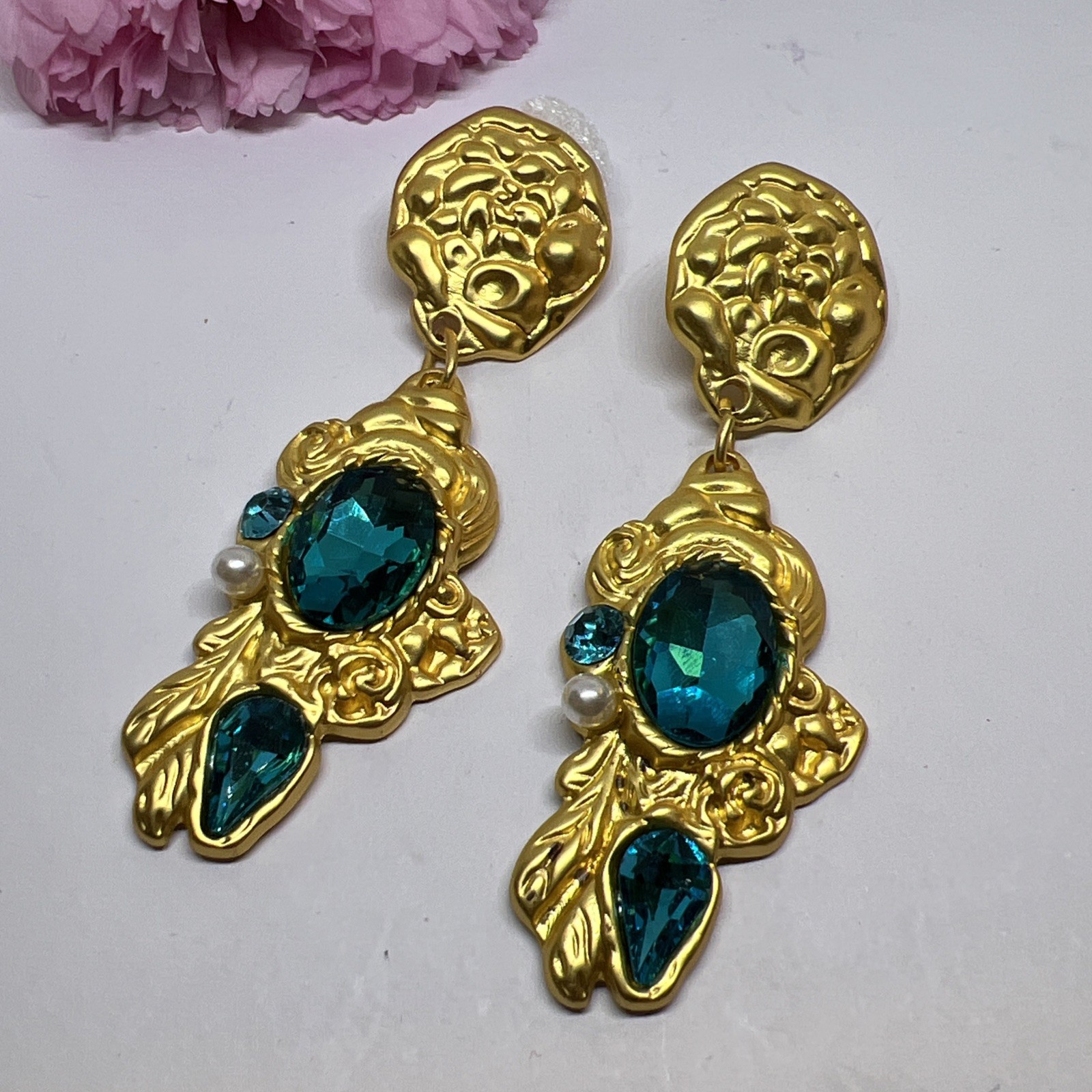 New!Vintage 80s Matte Gold Statement Earrings – Emerald Green Crystal Rhinestone