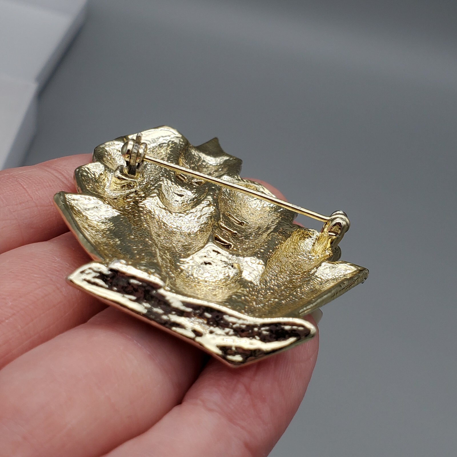 Vintage Gold tone Pin Brooch Skyscraper Cityscape City Tall Buildings cars 2.5″