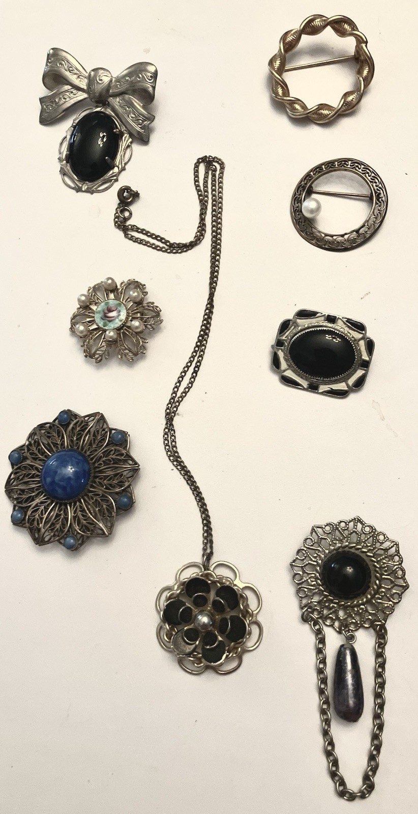 Small Collection of Lovely Unbranded Vintage Pins/Brooches/One Pendant/