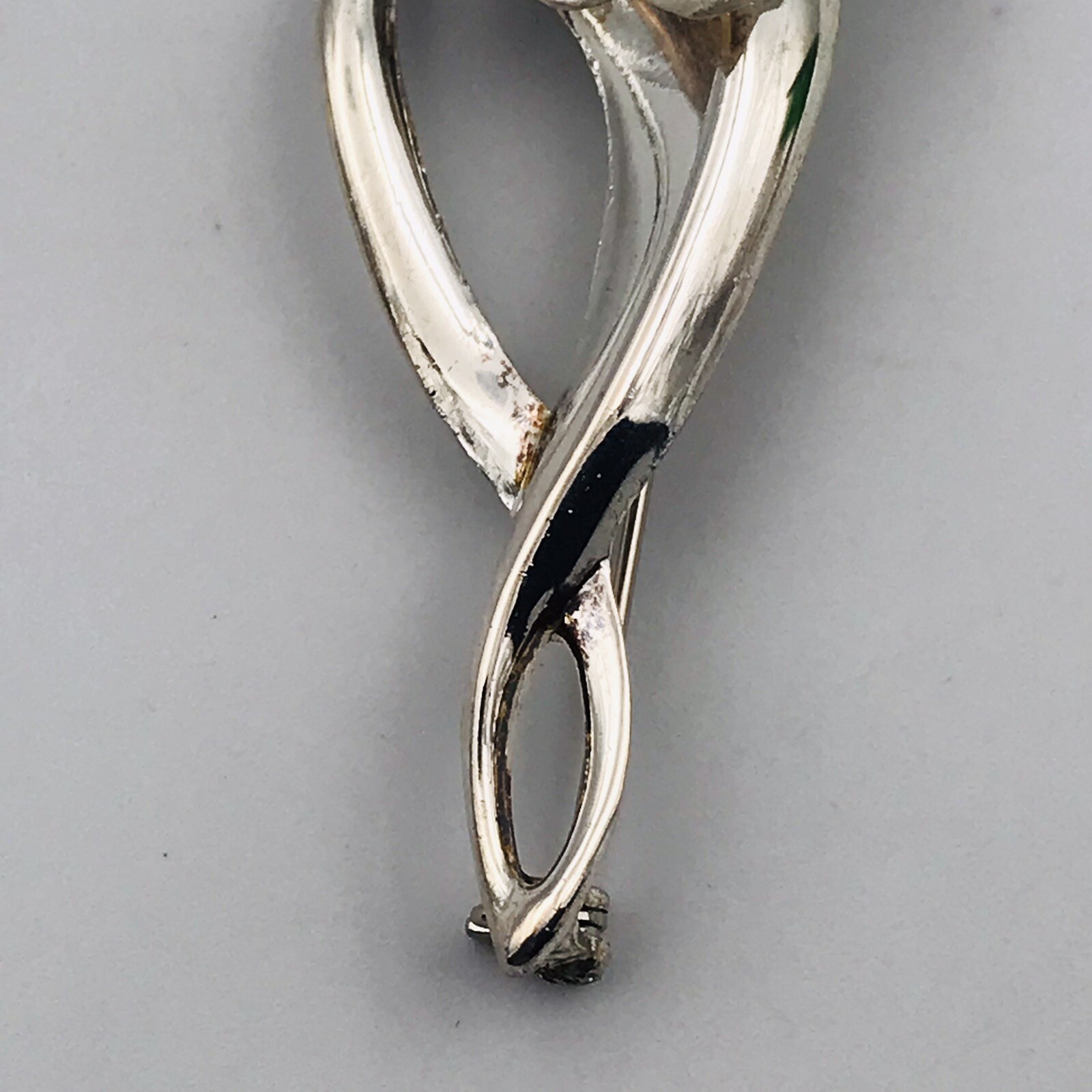 Lovely White Flower with Faux Pearl Silver Tone Pin Brooch 2.25” x 1″