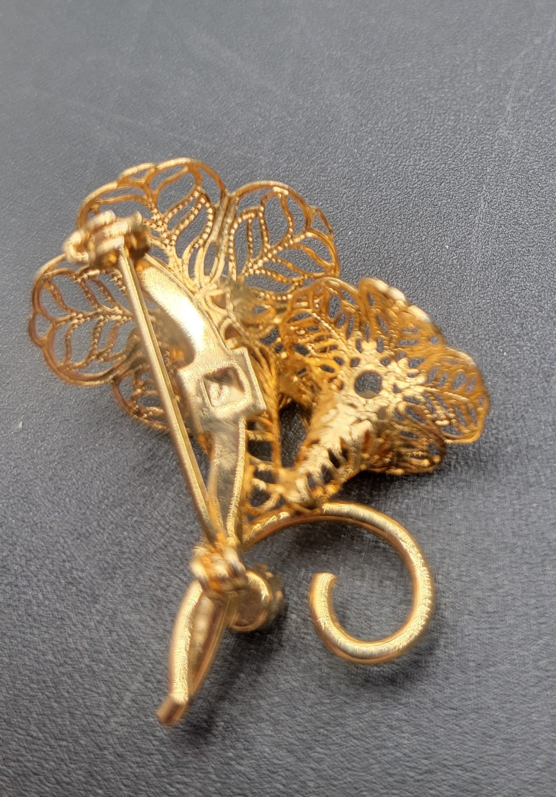 Vintage Milk Glass Flower Brooch Pin Gold Tone Filagree White Faceted Stones
