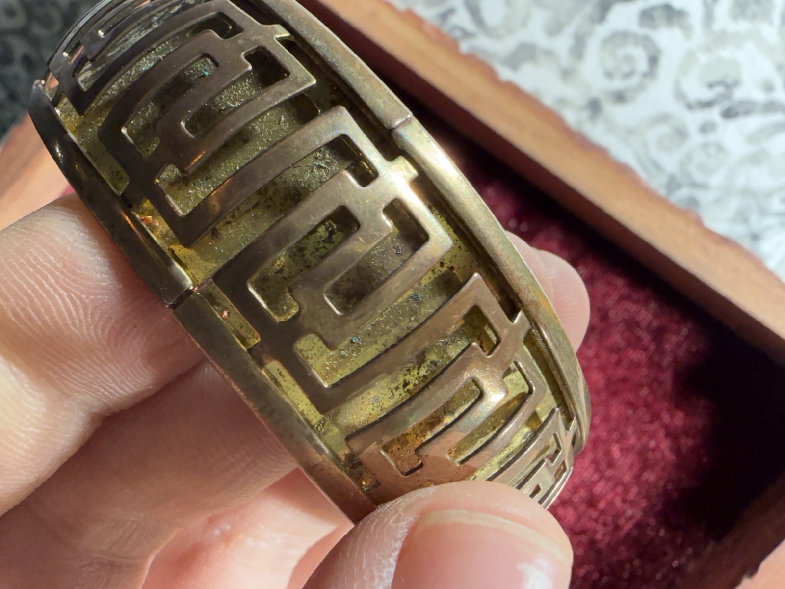 Vintage Hinged Greek Key Cutout Gold Tone Brass Bangle Bracelet 28.78g 1” Wide