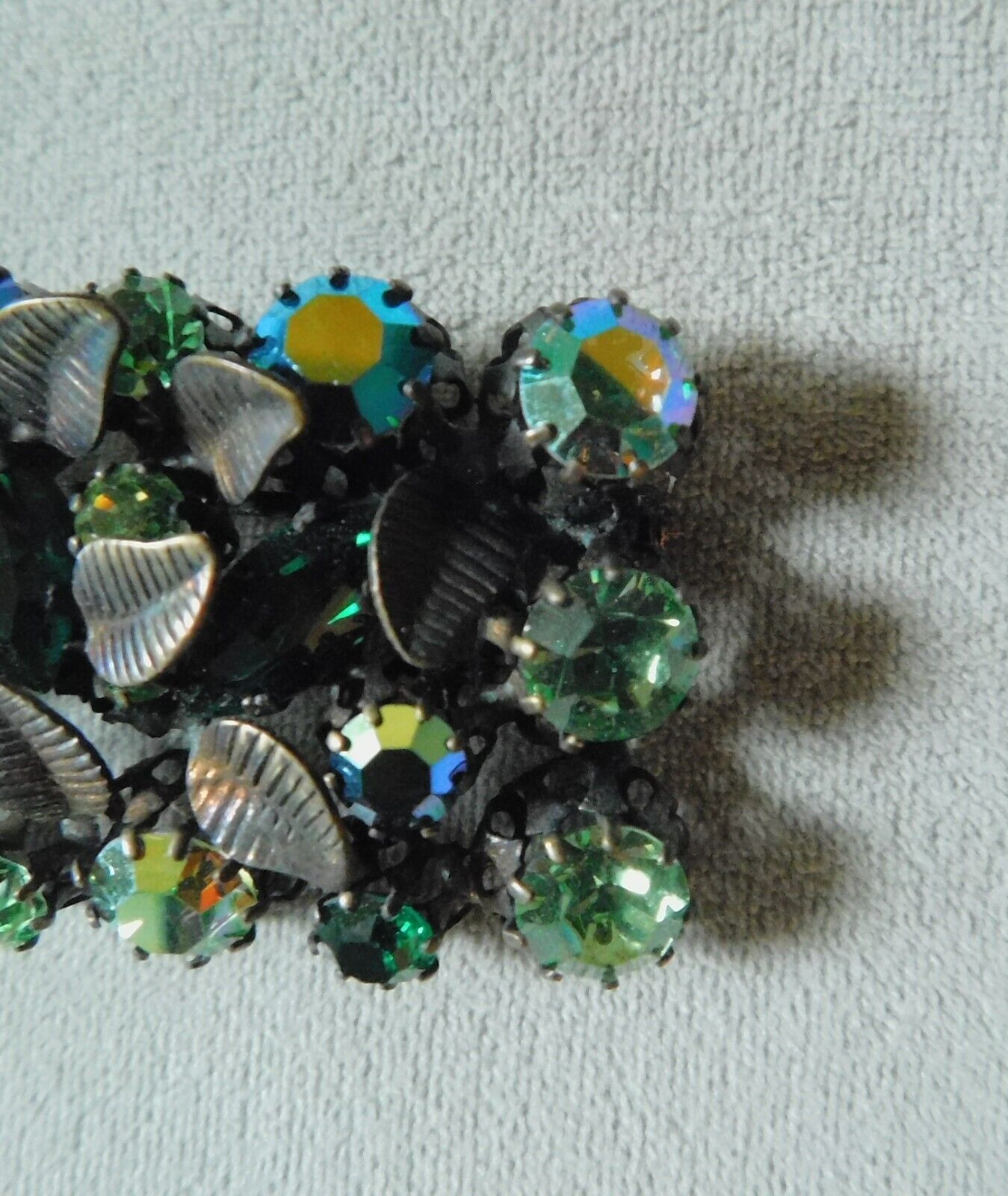 VTG. SIGNED AUSTRIAN EMERALD GREEN AURORA BOREALIS RHINESTONE BROOCH RECTANGULAR