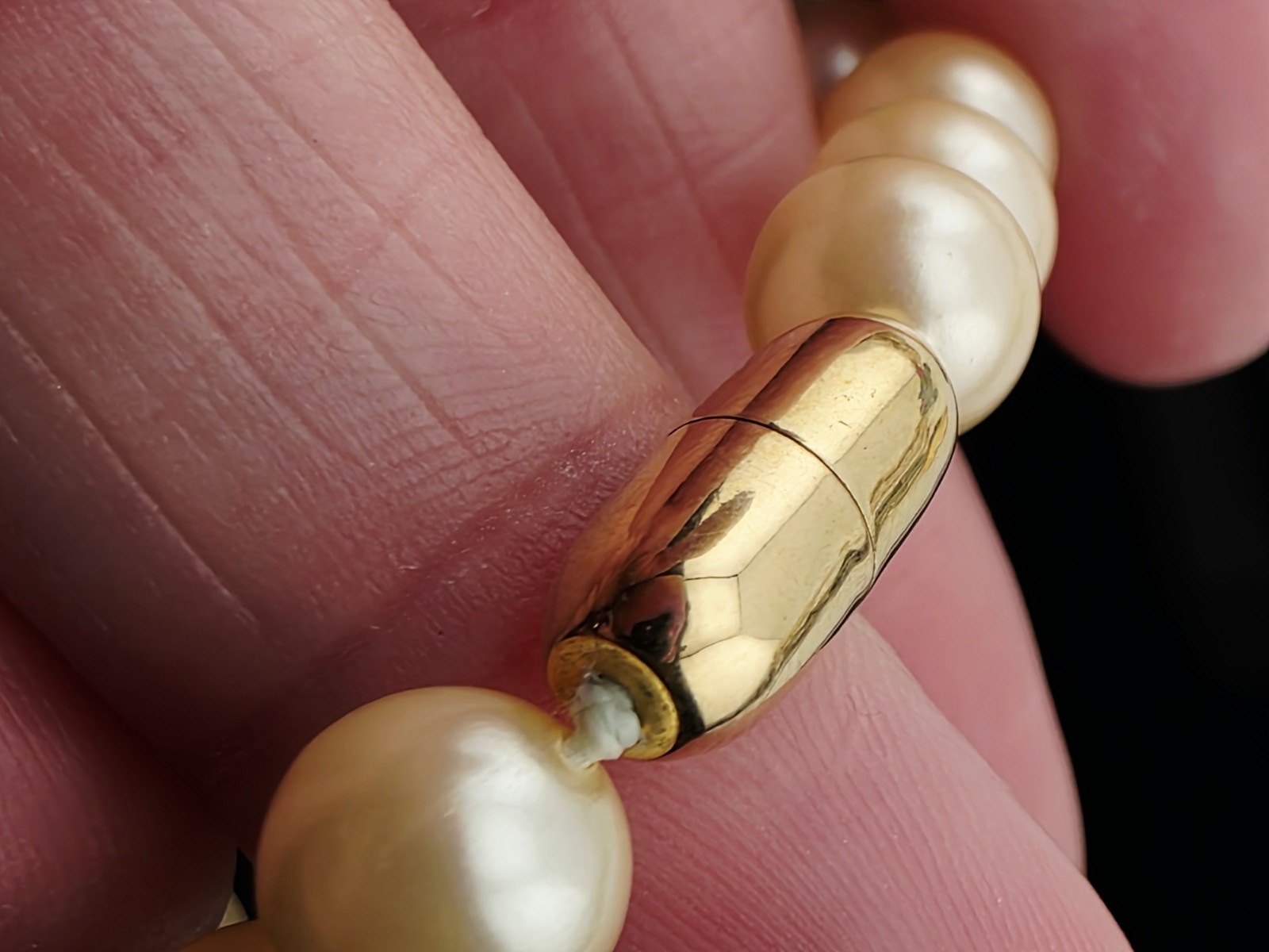 Vintage Hand Knotted Cream Glass Pearl Necklace Gold Tone Screw Barrel Clasp 17½