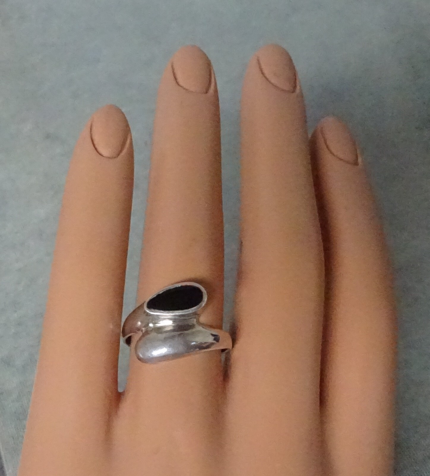 Curvy Vintage Sterling Silver Ring With Black Onyx Setting Signed CW ~ Size 7